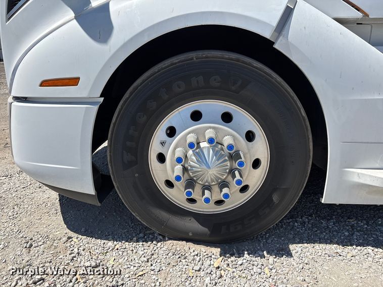 image for item YA3747 2022 Volvo  VNL semi truck