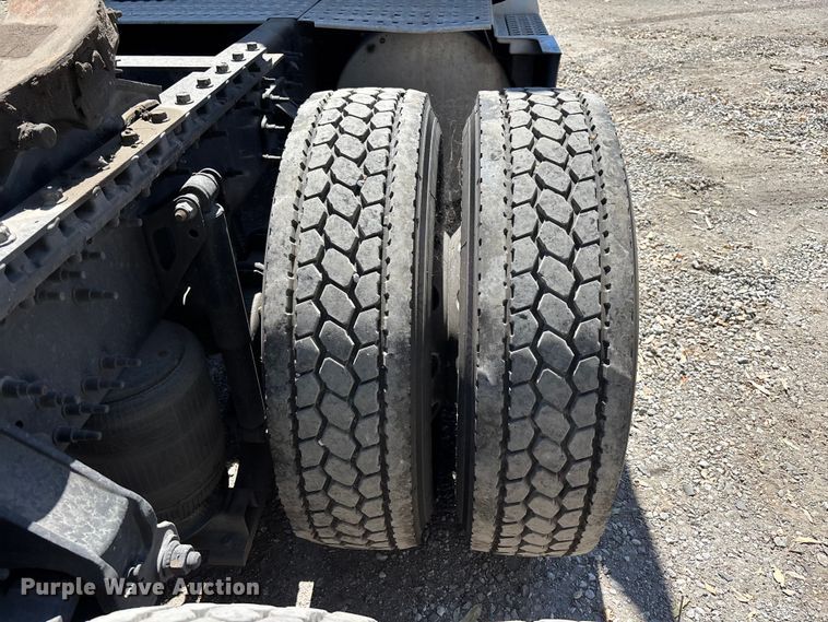 image for item YA3747 2022 Volvo  VNL semi truck