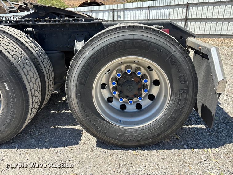 image for item YA3747 2022 Volvo  VNL semi truck