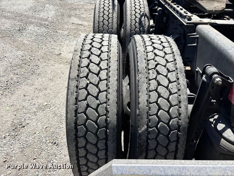 image for item YA3747 2022 Volvo  VNL semi truck