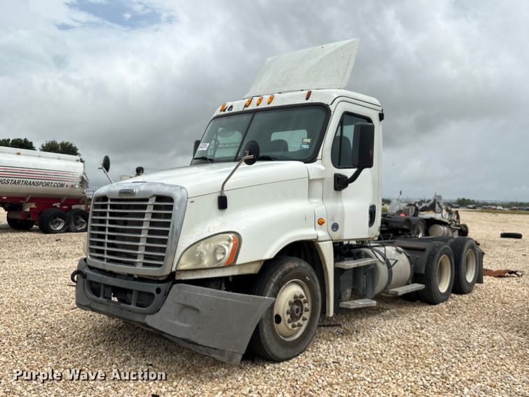 2015 Freightliner Cascadia semi truck