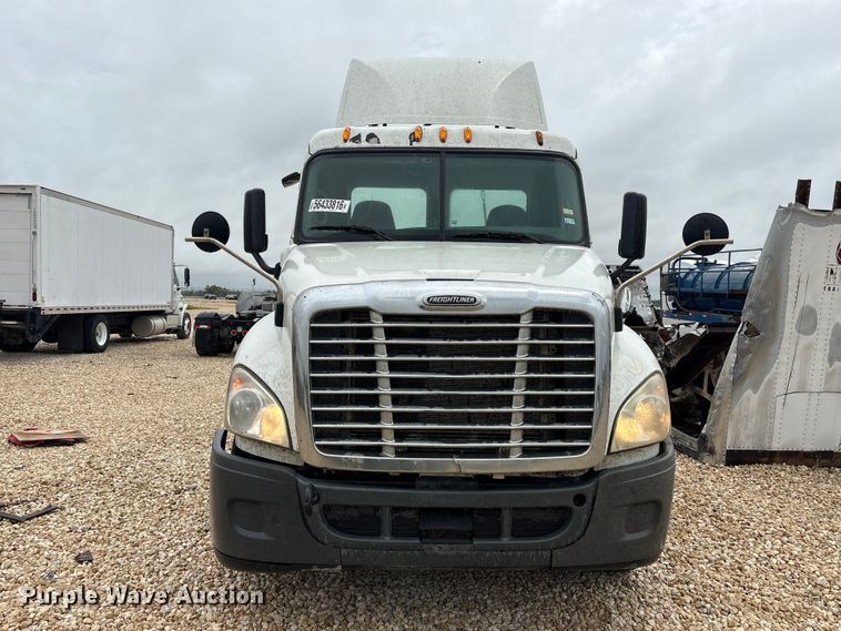image for item YA3789 2015 Freightliner Cascadia semi truck