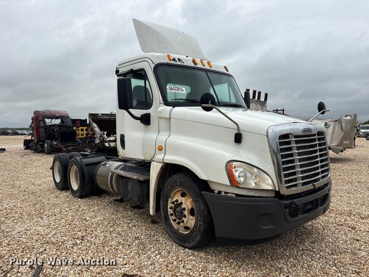 image for item YA3789 2015 Freightliner Cascadia semi truck