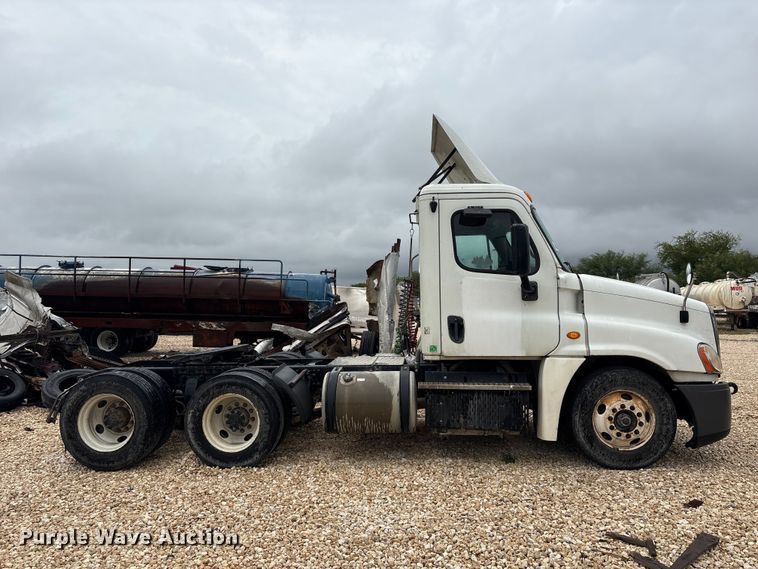 image for item YA3789 2015 Freightliner Cascadia semi truck