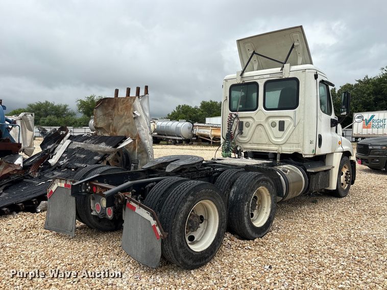 image for item YA3789 2015 Freightliner Cascadia semi truck