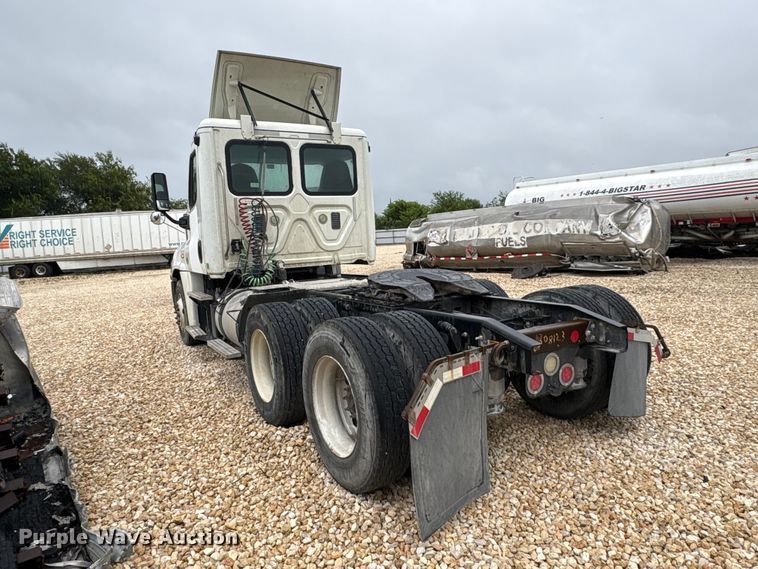 image for item YA3789 2015 Freightliner Cascadia semi truck