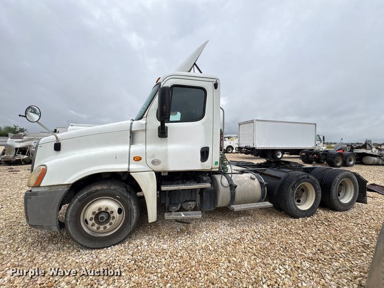 image for item YA3789 2015 Freightliner Cascadia semi truck