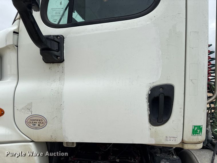 image for item YA3789 2015 Freightliner Cascadia semi truck
