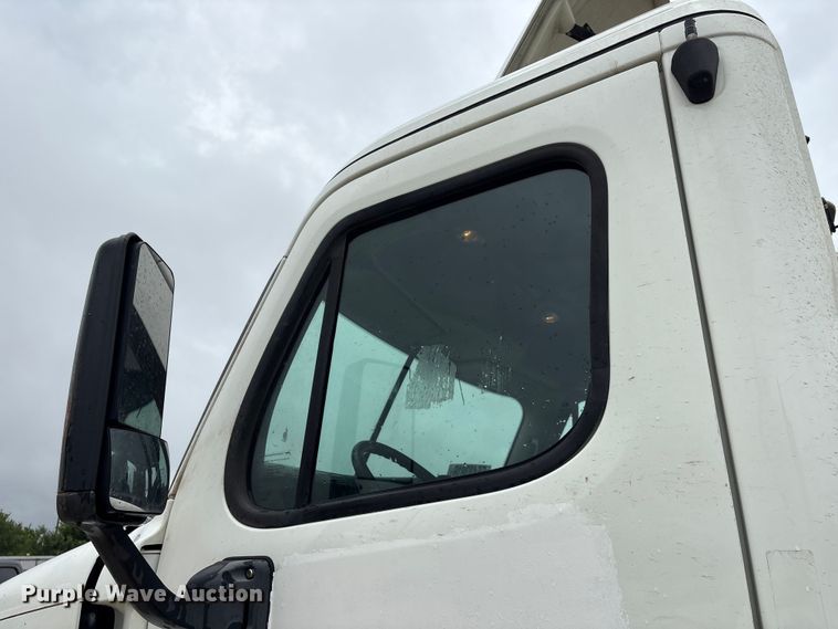 image for item YA3789 2015 Freightliner Cascadia semi truck