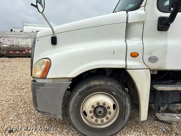 image for item YA3789 2015 Freightliner Cascadia semi truck