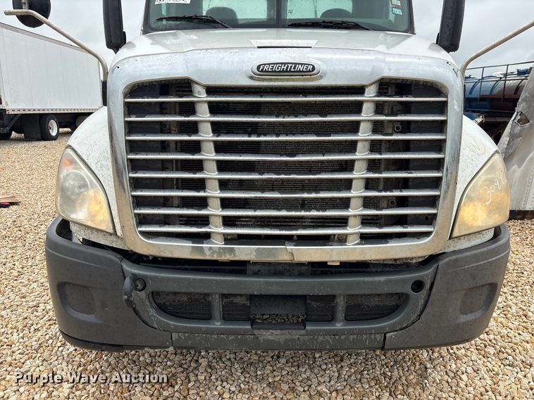image for item YA3789 2015 Freightliner Cascadia semi truck