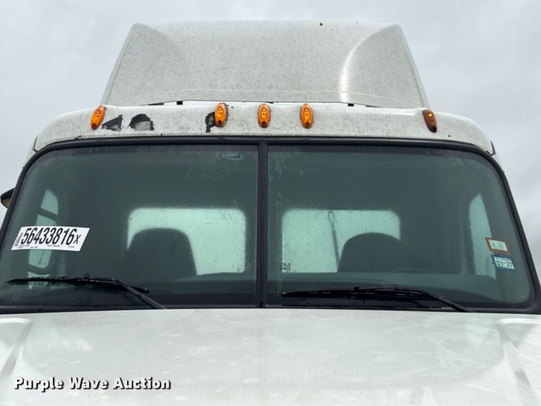 image for item YA3789 2015 Freightliner Cascadia semi truck