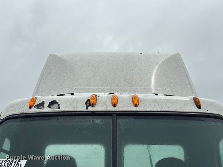 image for item YA3789 2015 Freightliner Cascadia semi truck
