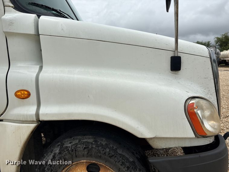 image for item YA3789 2015 Freightliner Cascadia semi truck