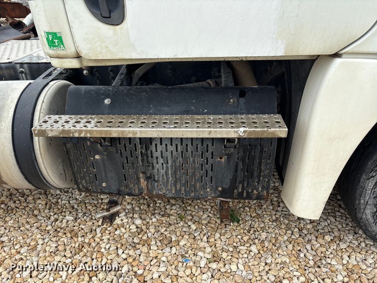 image for item YA3789 2015 Freightliner Cascadia semi truck