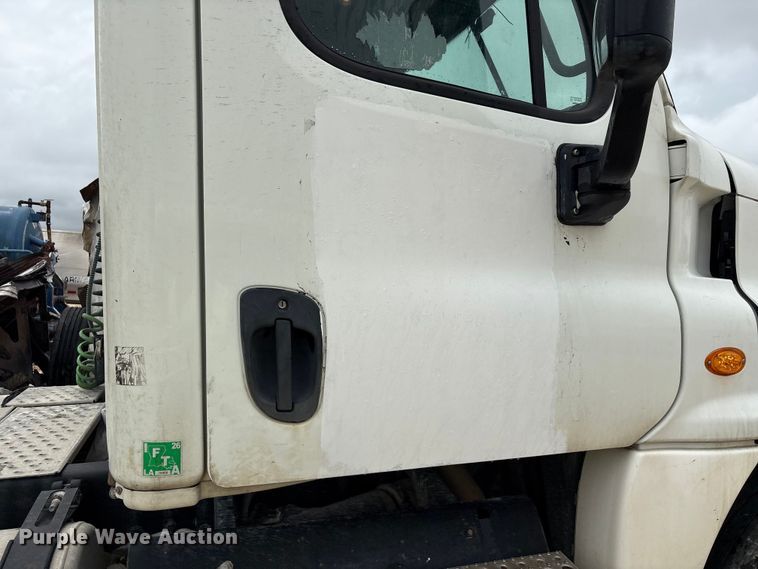 image for item YA3789 2015 Freightliner Cascadia semi truck