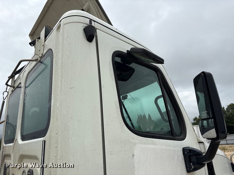 image for item YA3789 2015 Freightliner Cascadia semi truck