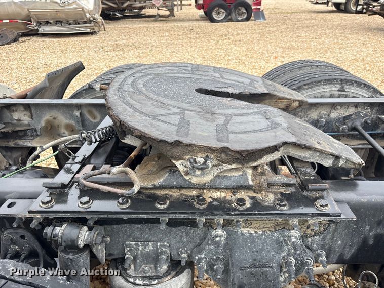 image for item YA3789 2015 Freightliner Cascadia semi truck
