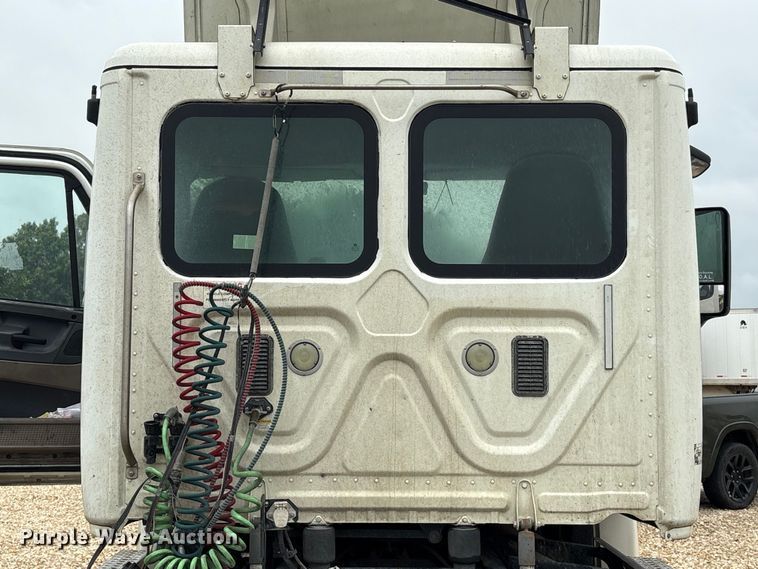 image for item YA3789 2015 Freightliner Cascadia semi truck