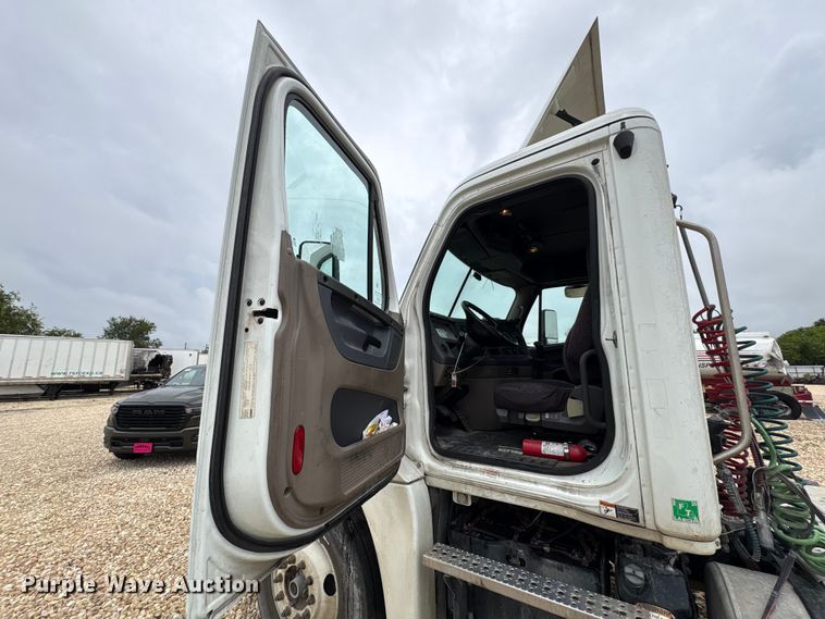 image for item YA3789 2015 Freightliner Cascadia semi truck