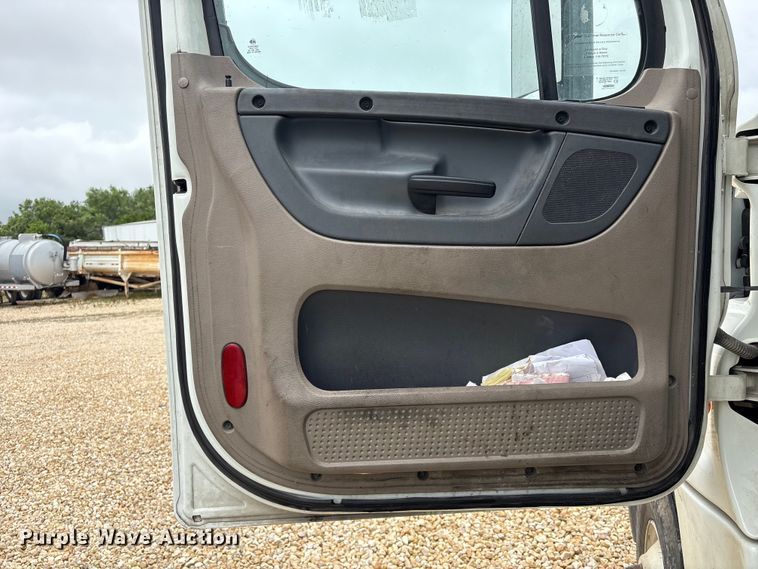 image for item YA3789 2015 Freightliner Cascadia semi truck