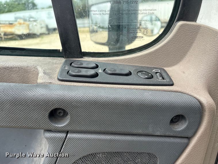 image for item YA3789 2015 Freightliner Cascadia semi truck