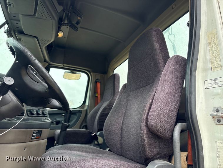 image for item YA3789 2015 Freightliner Cascadia semi truck