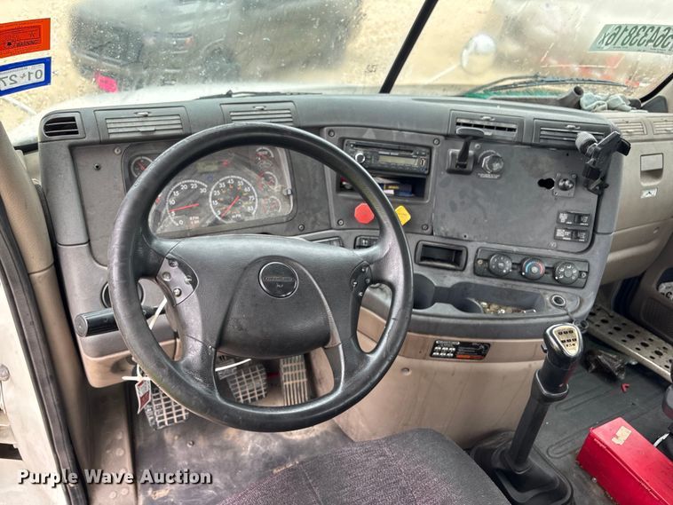 image for item YA3789 2015 Freightliner Cascadia semi truck