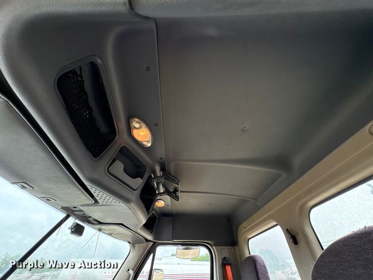 image for item YA3789 2015 Freightliner Cascadia semi truck