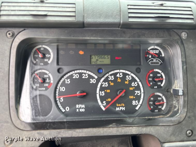 image for item YA3789 2015 Freightliner Cascadia semi truck