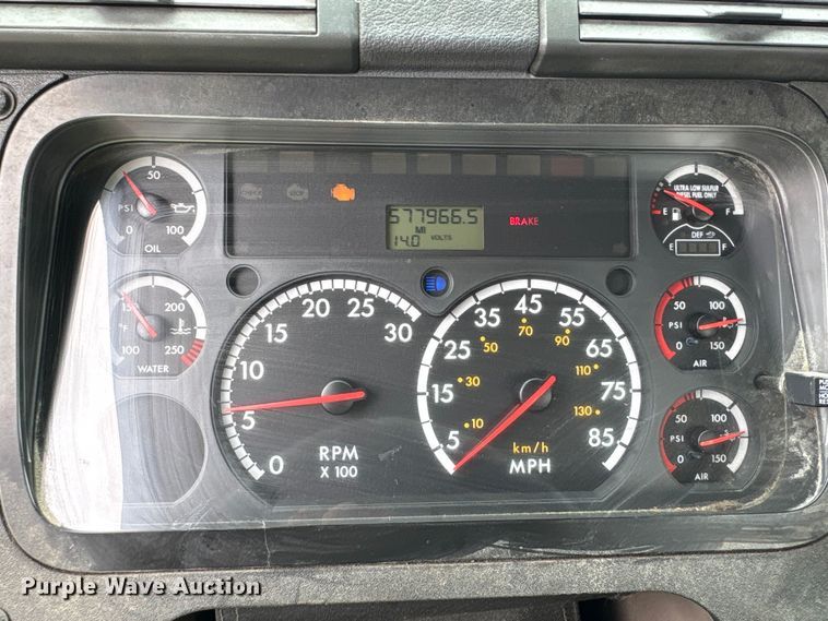 image for item YA3789 2015 Freightliner Cascadia semi truck