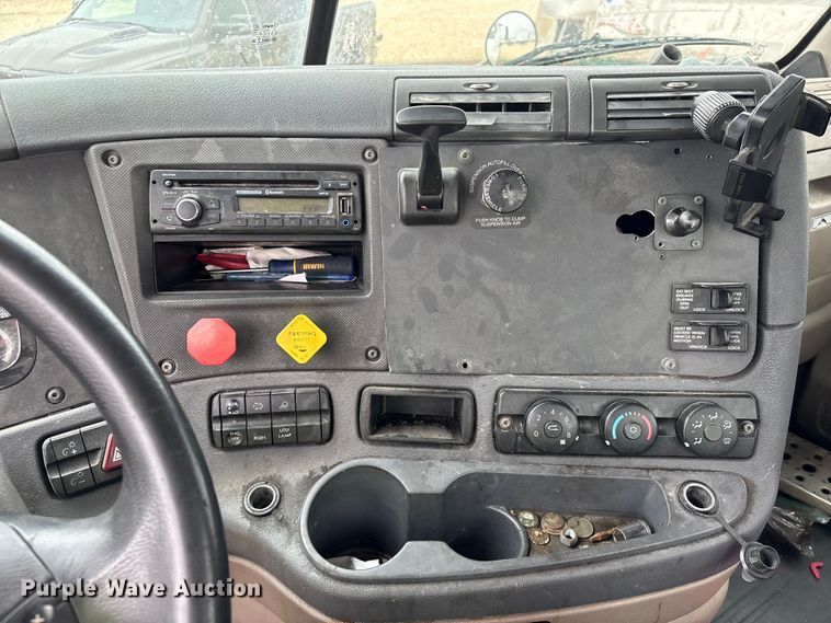 image for item YA3789 2015 Freightliner Cascadia semi truck