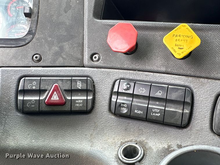 image for item YA3789 2015 Freightliner Cascadia semi truck