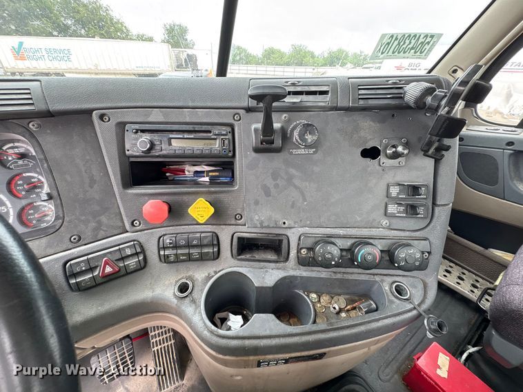 image for item YA3789 2015 Freightliner Cascadia semi truck