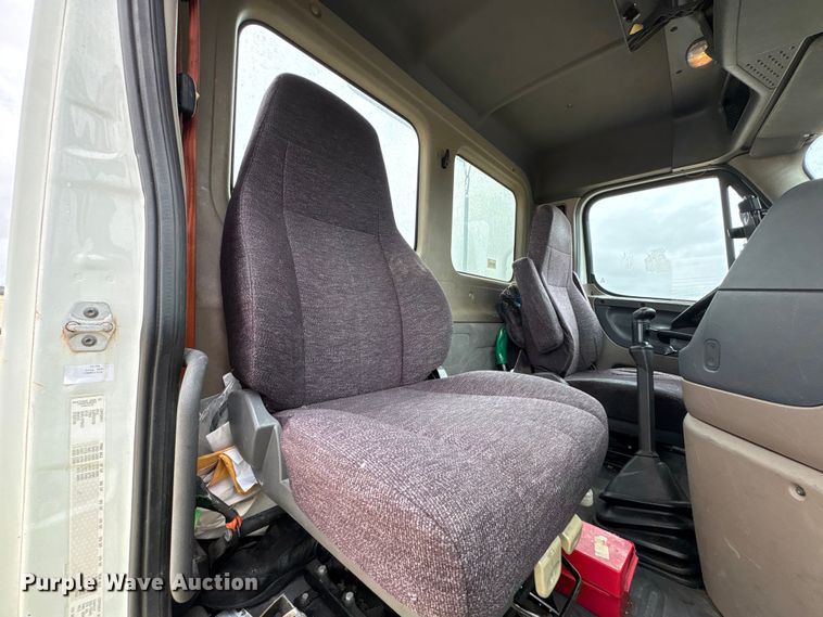 image for item YA3789 2015 Freightliner Cascadia semi truck