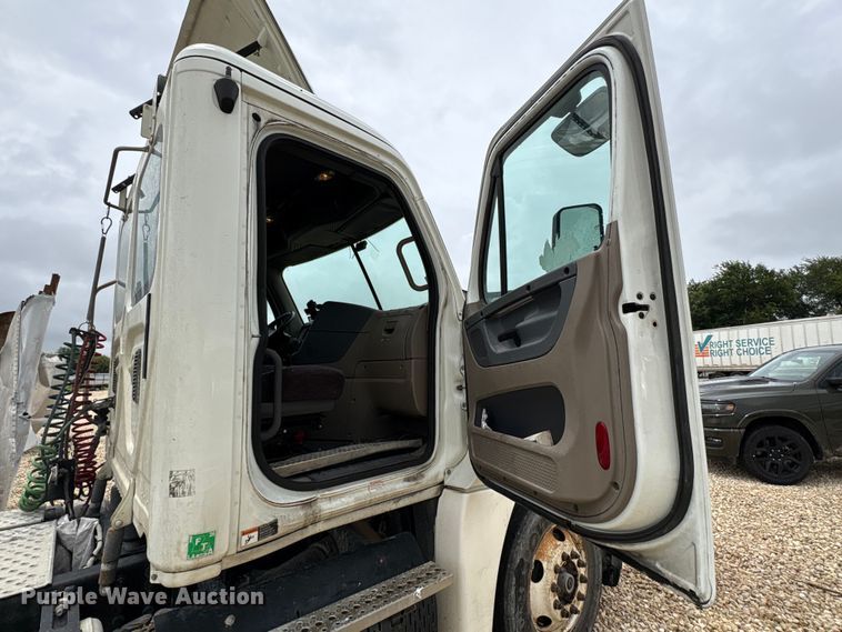 image for item YA3789 2015 Freightliner Cascadia semi truck