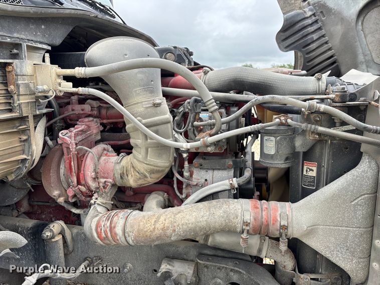 image for item YA3789 2015 Freightliner Cascadia semi truck
