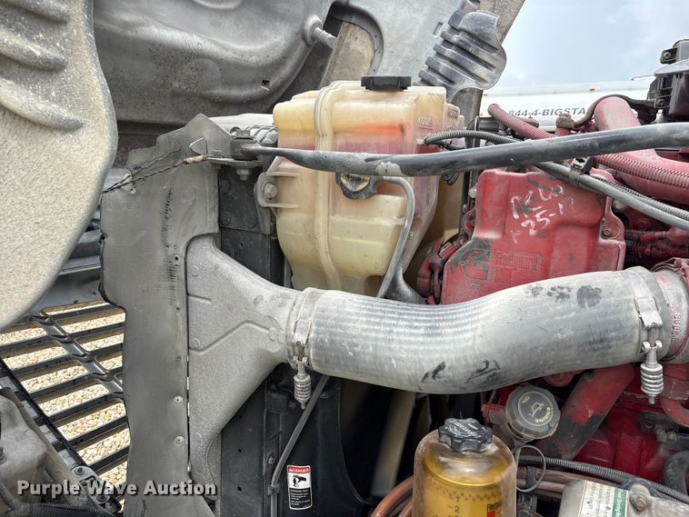 image for item YA3789 2015 Freightliner Cascadia semi truck