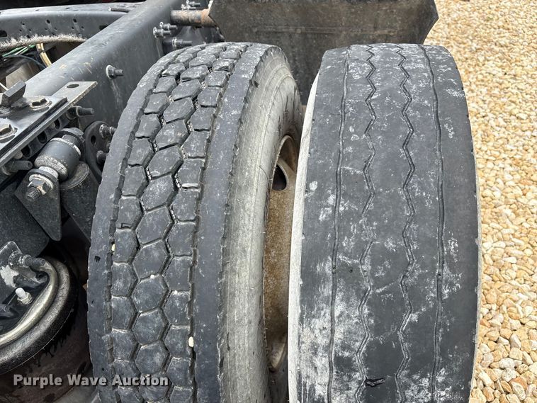 image for item YA3789 2015 Freightliner Cascadia semi truck