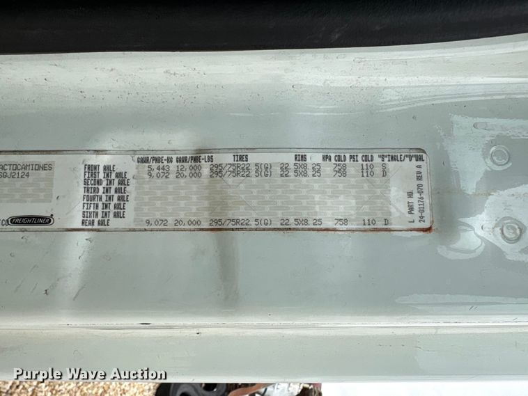 image for item YA3789 2015 Freightliner Cascadia semi truck