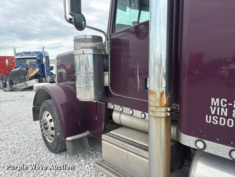 image for item YA3807 2008 Peterbilt 389 semi truck