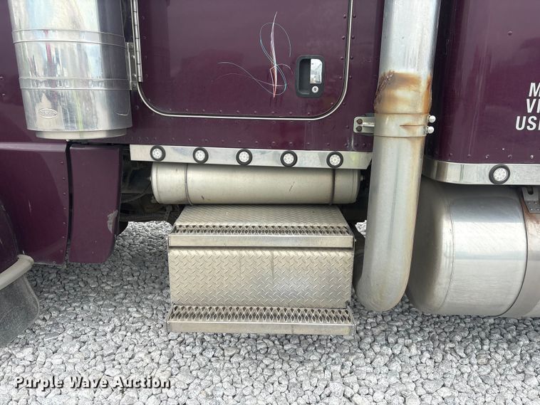 image for item YA3807 2008 Peterbilt 389 semi truck