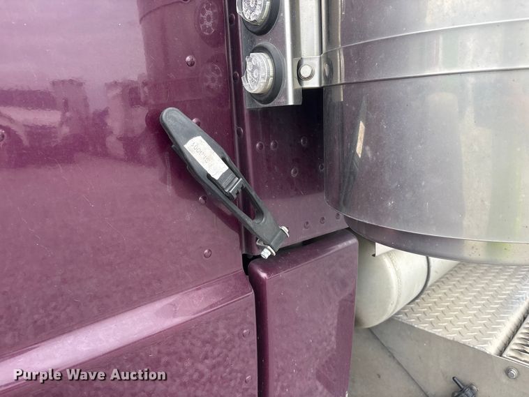 image for item YA3807 2008 Peterbilt 389 semi truck