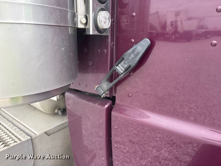 image for item YA3807 2008 Peterbilt 389 semi truck