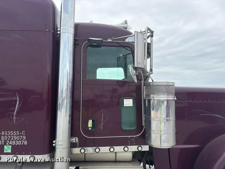 image for item YA3807 2008 Peterbilt 389 semi truck