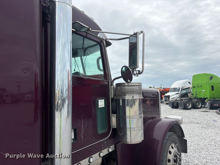 image for item YA3807 2008 Peterbilt 389 semi truck