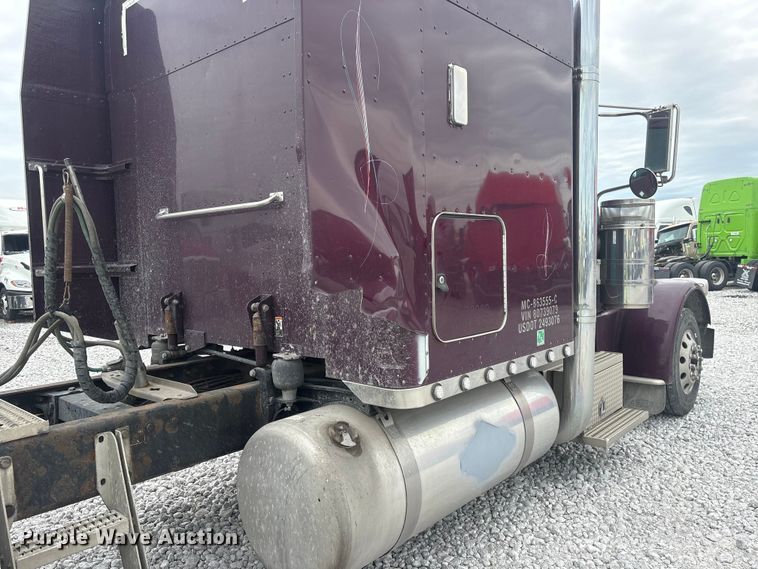 image for item YA3807 2008 Peterbilt 389 semi truck
