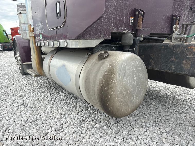 image for item YA3807 2008 Peterbilt 389 semi truck