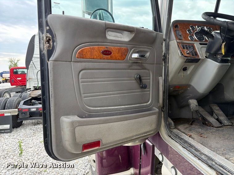 image for item YA3807 2008 Peterbilt 389 semi truck