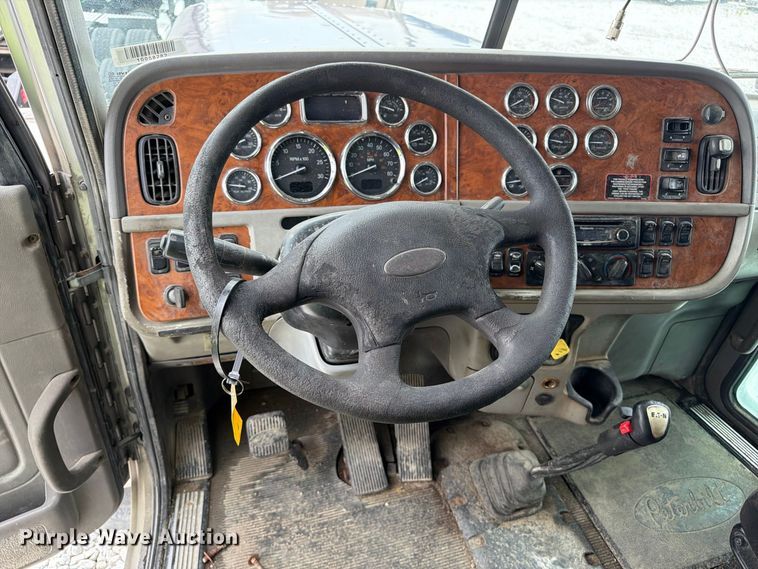 image for item YA3807 2008 Peterbilt 389 semi truck